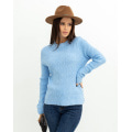 Голубой мягкий свитер с вязаными узорами