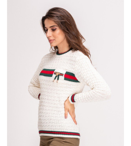 Белый вязаный свитер с брошью