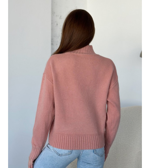 Розовый ангоровый свитер с высоким горлом
