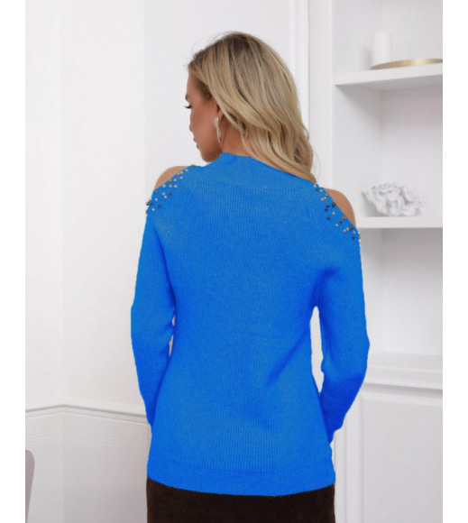 Голубой вязаный свитер с вырезами на плечах