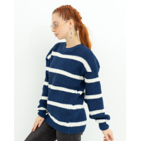 Синий вязаный свитер с полосками