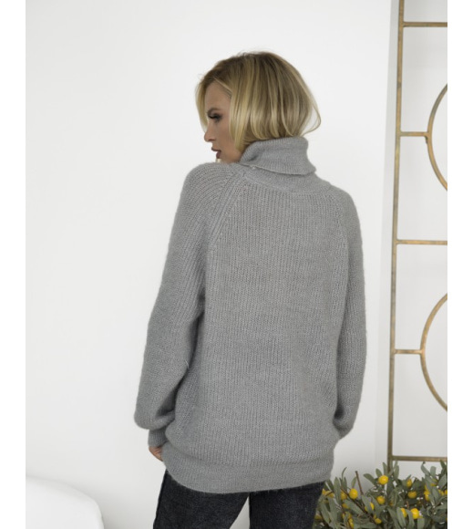 Серый теплый свитер объемной вязки