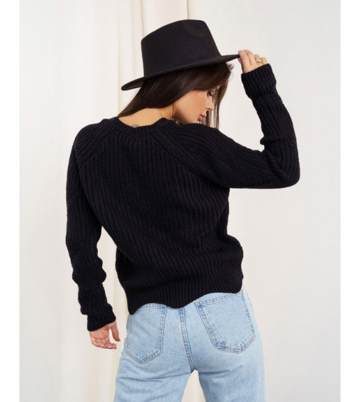 Черный вязаный свитер с фигурным низом