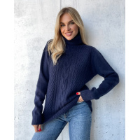 Темно-синий свитер объемной вязки с высоким горлом