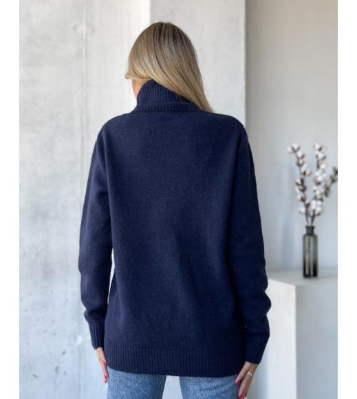 Темно-синий свитер объемной вязки с высоким горлом