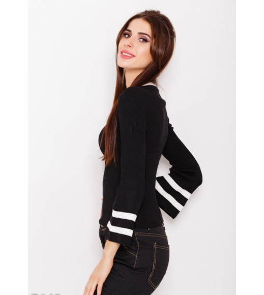 Фактурний чорний светр з білими вставками і розкльошеними рукавами
