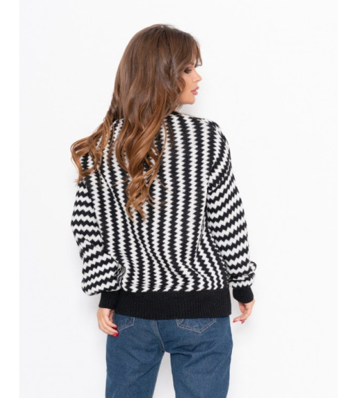 Черно-белый свитер с вертикальным узором