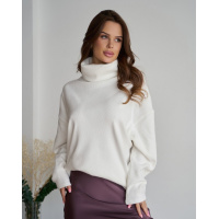 Белый свободный свитер с хомутом