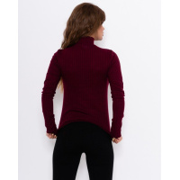 Бордовый однотонный гольф из фактурного трикотажа