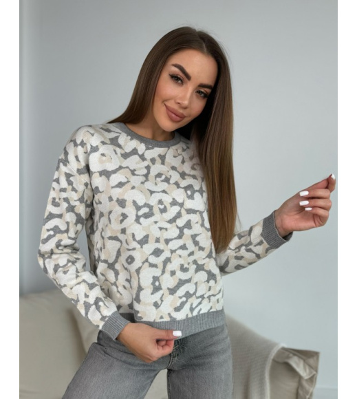 Серо-белый джемпер с принтом