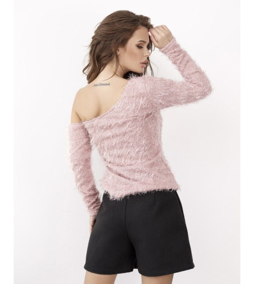 Розовый оригинальный свитер с открытым плечом