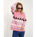 Розовый вязаный свитер с объемными треугольниками