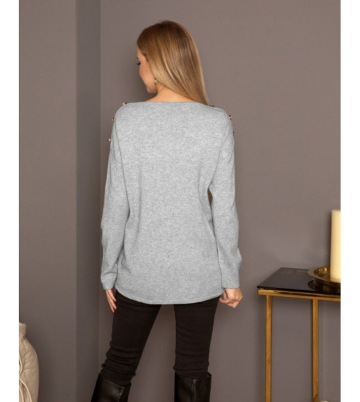 Серый ангоровый свитер с пуговицами на плечах