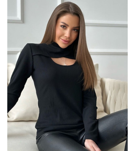 Черный трикотажный свитер с оригинальной горловиной