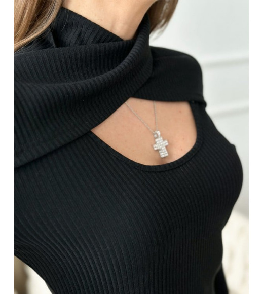 Чорний трикотажний светр з оригінальною горловиною