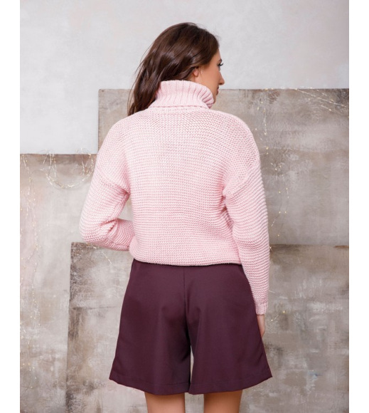 Розовый вязаный свитер с воротником-гольфом