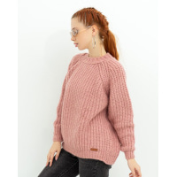 Розовый теплый свитер объемной вязки