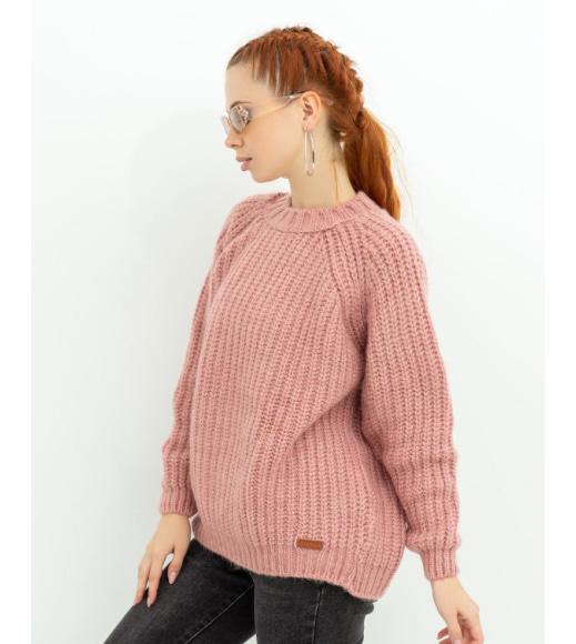 Розовый теплый свитер объемной вязки