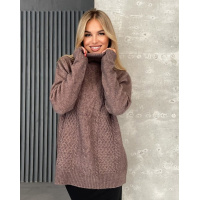 Темно-бежевый свитер объемной вязки с высоким горлом