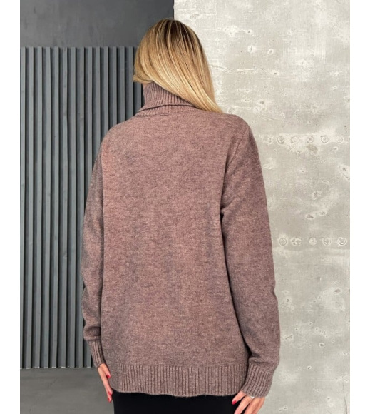 Темно-бежевый свитер объемной вязки с высоким горлом