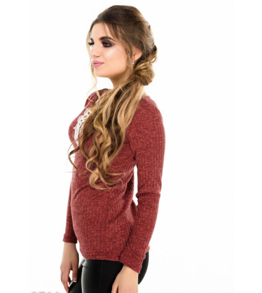 Бордовий светр в рубчик з мереживною вставкою у куточку вирізу