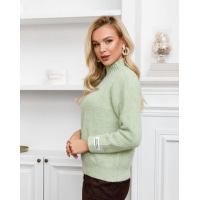 Салатовий в`язаний светр з нашивками на манжетах