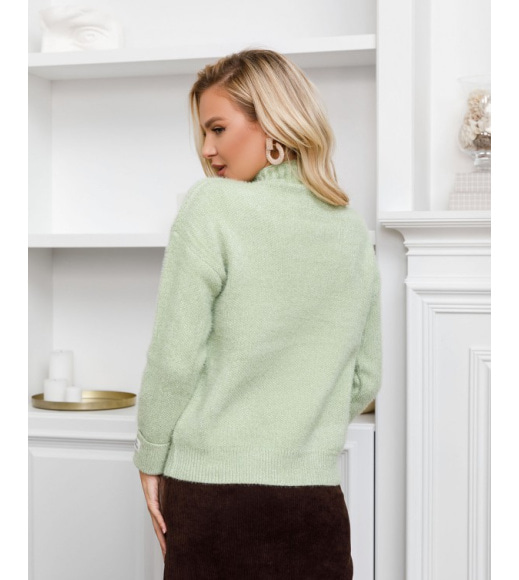 Салатовий в`язаний светр з нашивками на манжетах
