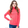 Розовый меланжевый свитер с высоким горлом и выкладкой жемчужинами на груди