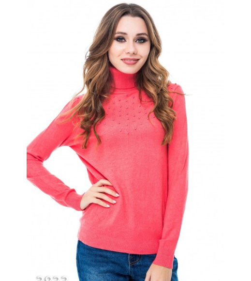 Рожевий шовковий светр з високим горлом і викладенням перлинами на грудях