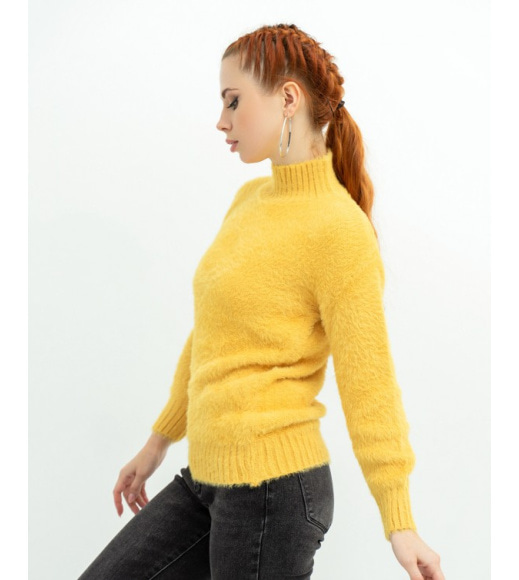 Теплый однотонный свитер-травка желтого цвета