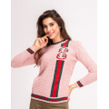 Розовый свитер с красно-зеленым узором