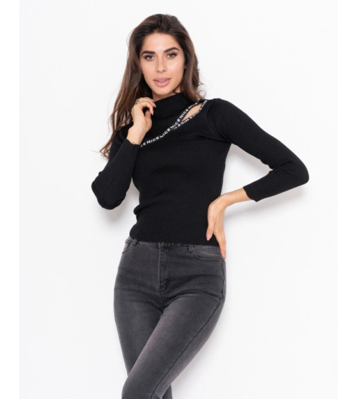 Черный эластичный свитер с вырезом