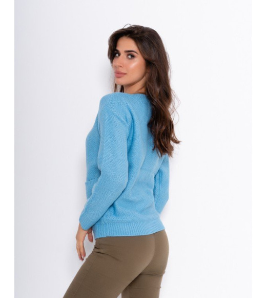 Голубой вязаный свитер с карманами