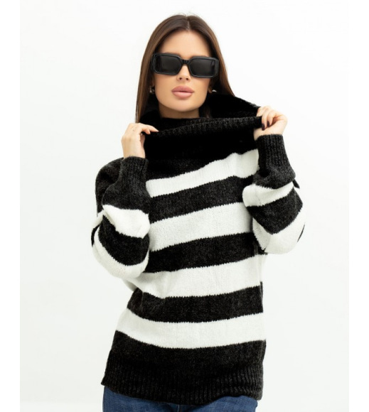 Біло-чорний светр з об'ємною горловиною