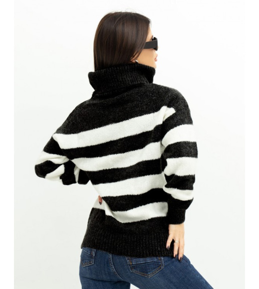 Біло-чорний светр з об'ємною горловиною