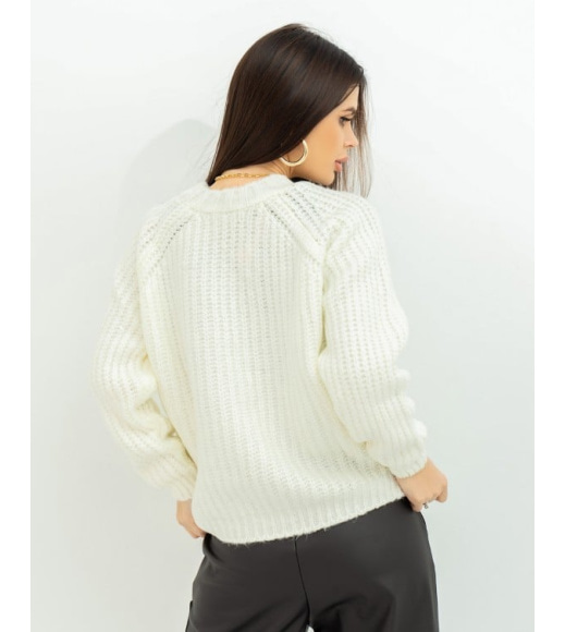 Белый теплый свитер объемной вязки
