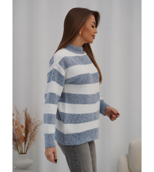 Синяя вязаная водолазка в полоску