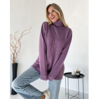Сиреневый свитер объемной вязки с высоким горлом