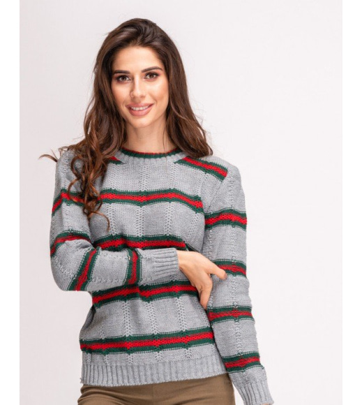 Серый вязаный свитер с красно-зелеными полосками