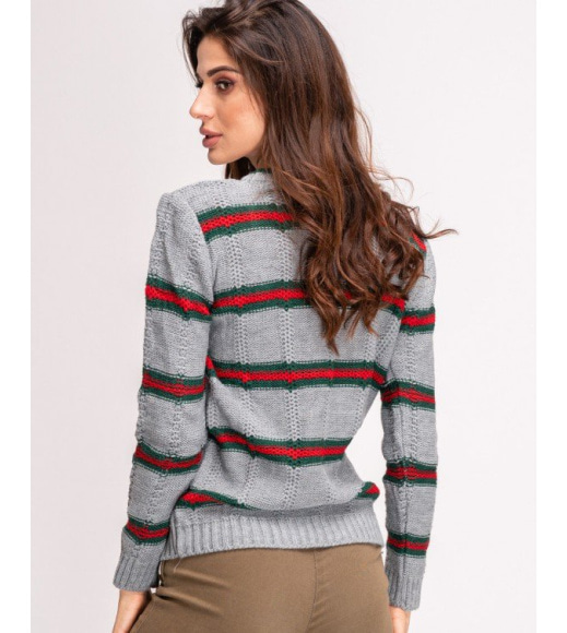 Серый вязаный свитер с красно-зелеными полосками