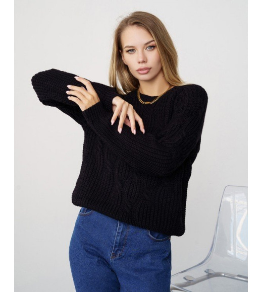 Черный вязаный свитер с объемными деталями