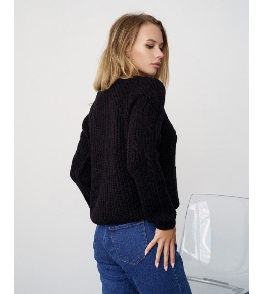 Чорний трикотажний светр з об'ємними деталями