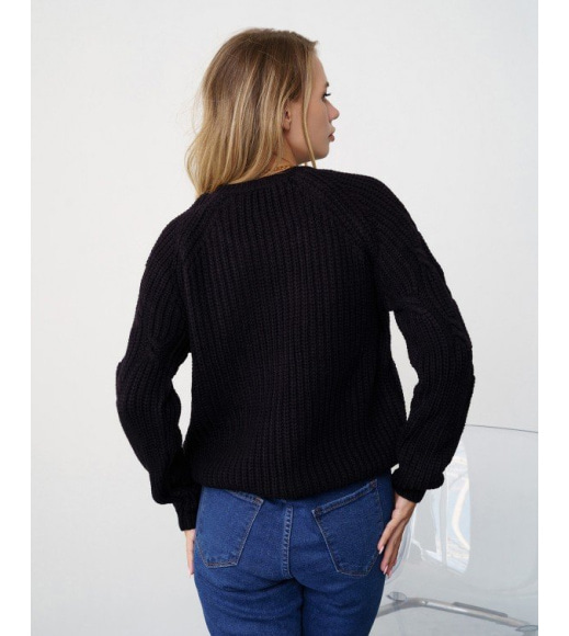 Черный вязаный свитер с объемными деталями