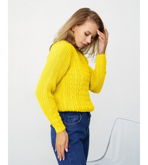Жовтий трикотажний светр з аранами