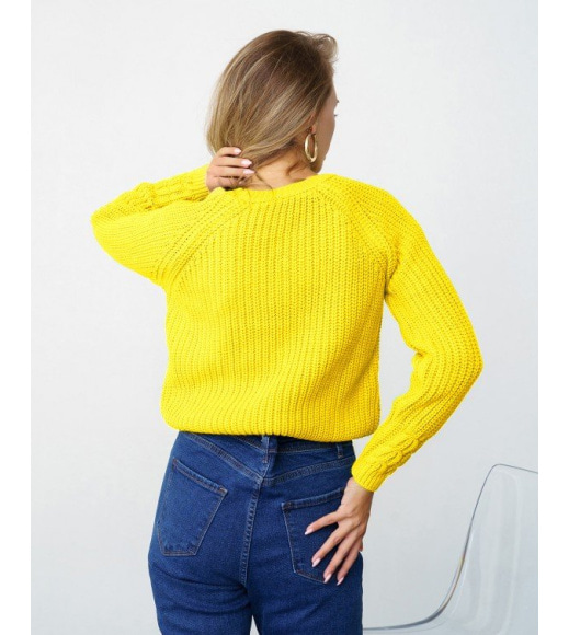 Желтый вязаный свитер с аранами