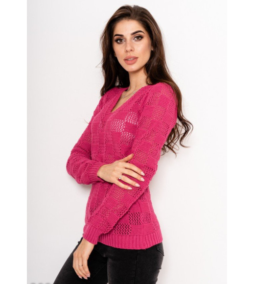 Малиновый ажурный свитер декоративной клетчатой вязки с перфорацией и V-образным вырезом
