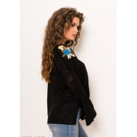 Чорний ангоровий светр з люрексом і квітковою вишивкою на плечах