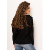 Черный ангоровый свитер с люрексом и цветочной вышивкой на плечах