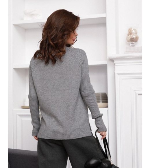 Серый шерстяной свитер с фактурными вставками