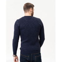 Темно-синий вязаный свитер с геометрическим узором